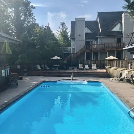 Slope-Side Studio Bliss Ski-InSki-Out, Renovated at Blue, Hot Tub, Fast Wi-Fi