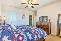 Balcony & Grill: Mtn-View Retreat in Granby! - parking