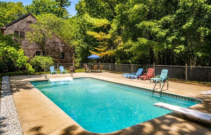 Private Pool & Hot Tub! Minutes to Sebago Lake! Nature! Perfect All Year-Round.