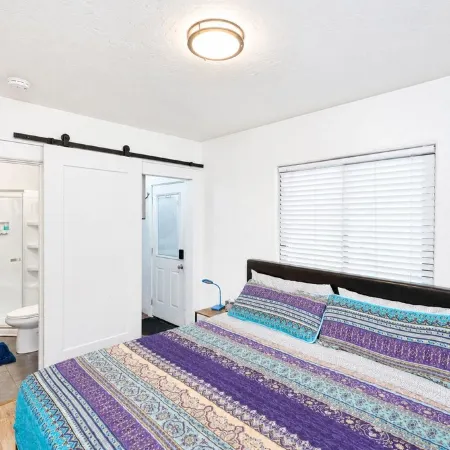 Route 66 Bodacious Bungalow w/AC, Fully Fenced Yard, W/D, 4 Smart TVs, Fast WiFi