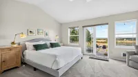 Edgefield Farmhouse by Avantstay 5-Acre Estate Private Trail Access + Hot Tub + Fire Pit + Views - 4-Star