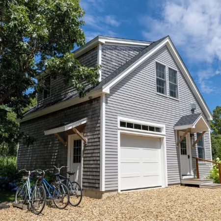Edgartown cottage in a garden setting. New and near bike path in Katama