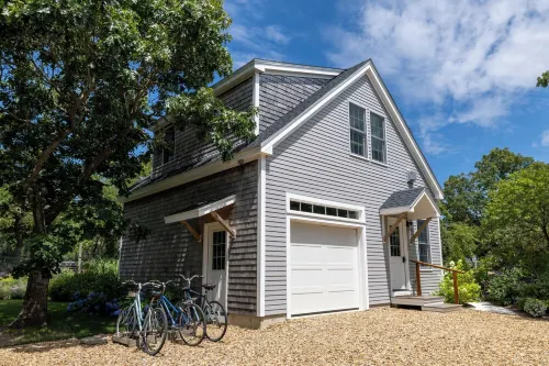Edgartown cottage in a garden setting.  New and near bike path in Katama - 부티크