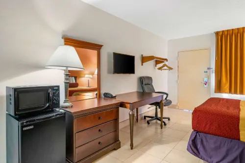 Econo Lodge North - piscine