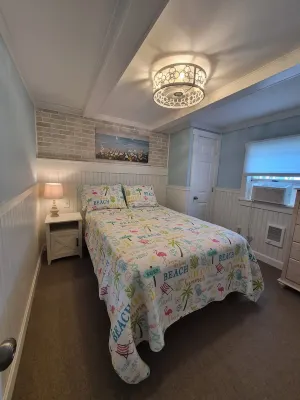 Breakwater Village, Coastal Cottage w/access to a private beach - 2-Star