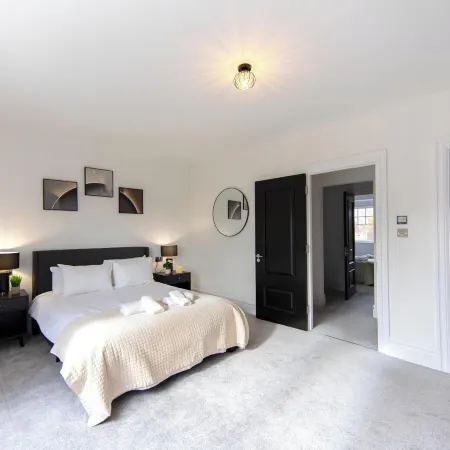 Luxurious 4 Bed House - Close to Windsor Castle!