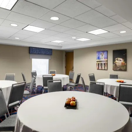 Hampton Inn & Suites State College at Williamsburg Square