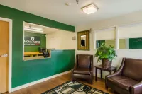 HomeTowne Studios by Red Roof Denver - Glendale/ Cherry Creek - parking