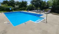 Red Roof Inn & Suites Newport -Middletown, RI - Swimmingpools