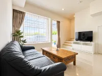 Spacious 3-Bedroom House with Shared Pool Near Mega Bangna and Suvarnabhumi - บังกะโล
