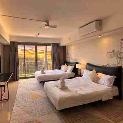 Modern Cozy Sunlit Apt Next to AirportS Rooms