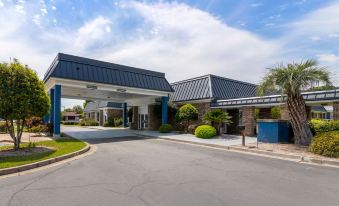 Econo Lodge Near Fort Stewart, Bar, Restaurant, Laundry Facility