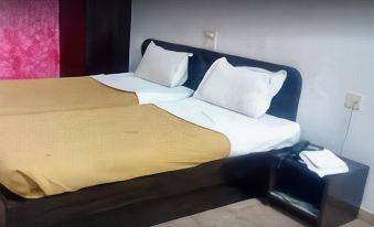 Iroomz Hotel Trupti International