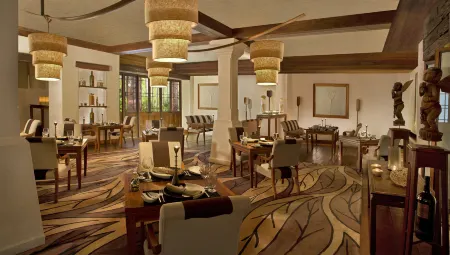 Anantara Hua Hin Resort Отели рядом с достопримечательностью «Hua Hin Clock Tower»