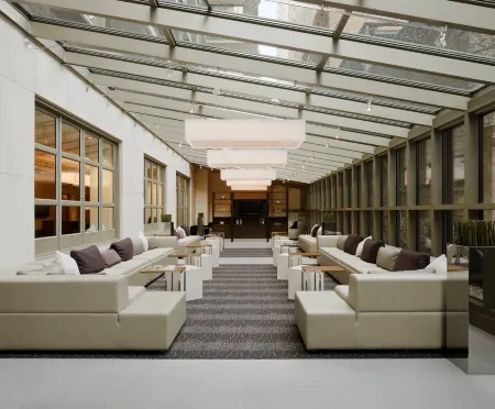 Element New York Times Square West Отели рядом с достопримечательностью «Маджестик-театр»