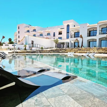 Regency Salgados Hotel & Spa Отели рядом с достопримечательностью «Пляж Аррифеш»