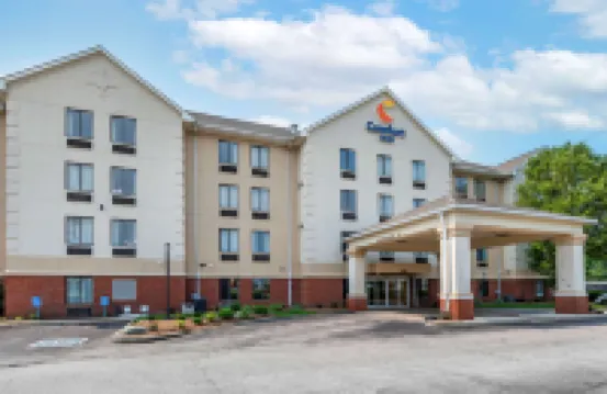 Comfort Inn East Hotels near Warren Township