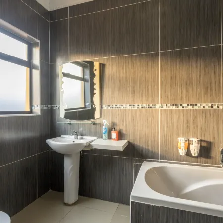 Ezulwini Guest House - Queen Room with Balcony for 2 Guests in Ballito
