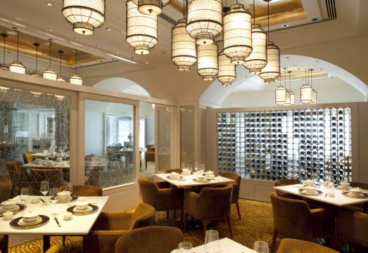 더 타지마할 타워의 고급스러운 레스토랑 내부