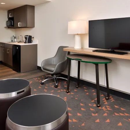 Holiday Inn & Suites ORLANDO I-DRIVE - THEME PARKS by IHG Отели рядом с достопримечательностью «Аутлет-центр Orlando Premium Outlets»
