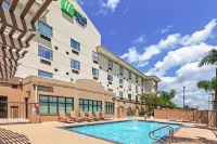 홀리데이 인 익스프레스 호텔 & 스위트 파 바이 IHG - 수영장