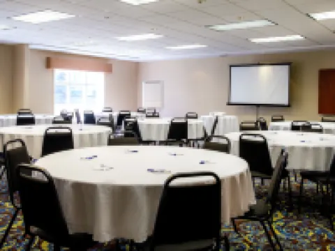 Holiday Inn Express & Suites EDMONTON-INTERNATIONAL AIRPORT by IHG Hoteles en Nisku