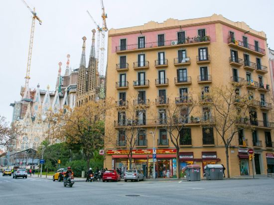 4 Bedroom Apartment with a Private Terrace in the Barcelona Center