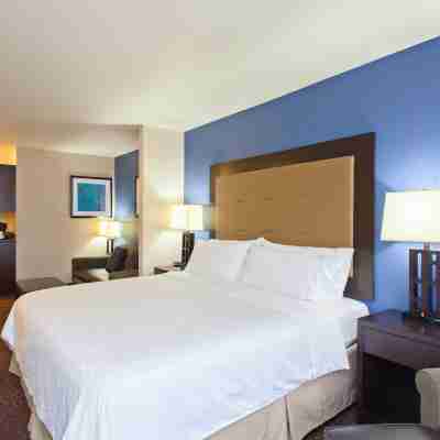 Holiday Inn Express & Suites Tacoma Downtown Rooms