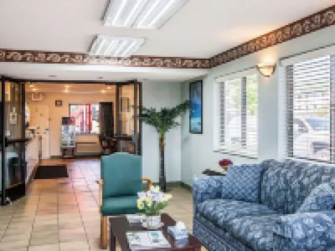 Econo Lodge Inn & Suites Southeast Hotels in La Vergne