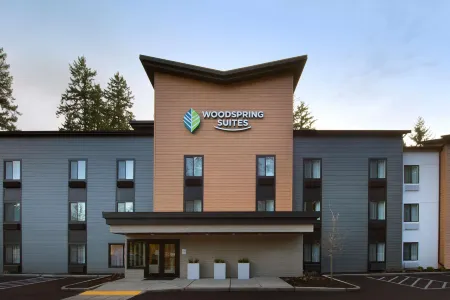 WoodSpring Suites Seattle Redmond Отели рядом с достопримечательностью «Microsoft Building 88»