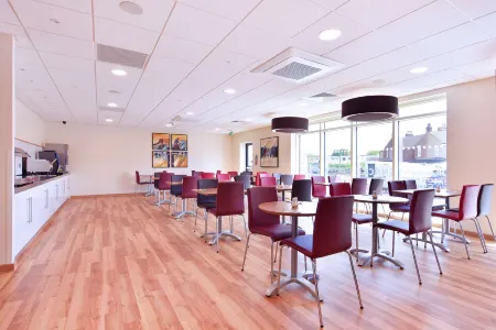 Travelodge Swindon West Отели рядом со станцией Swindon Railway Station