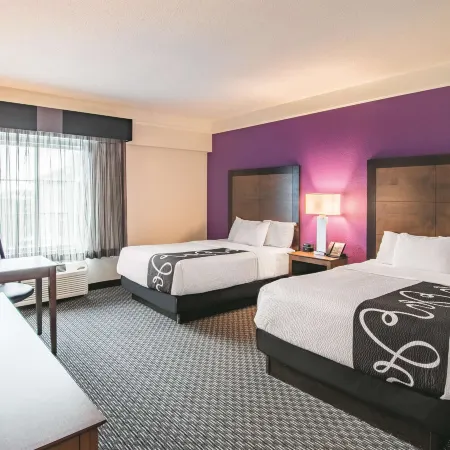 La Quinta Inn & Suites by Wyndham Fort Worth City View Отели рядом с достопримечательностью «Стадион Амон Картер»