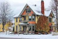 The Ludington House Hotels near Amy＇s Broken Clipper Salon