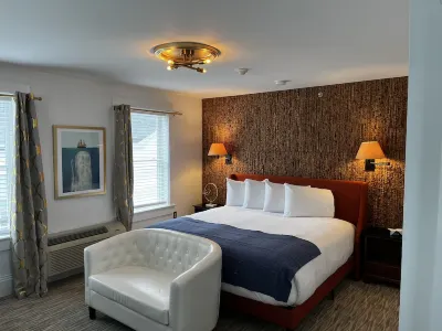 Queen Anne's Revenge Hotel dekat George B. Dorr Museum of Natural History