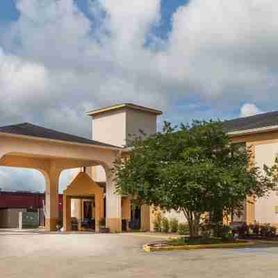 Days Inn & Suites by Wyndham New Iberia Hotel Exterior