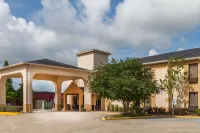 Days Inn & Suites by Wyndham New Iberia Hotels near Reserve at Squirrel Run