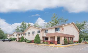 Super 8 by Wyndham Queensbury Glens Falls/Lake George Area