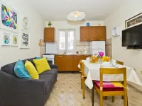 Apartments Nikolina โรงแรมในฮวาร์