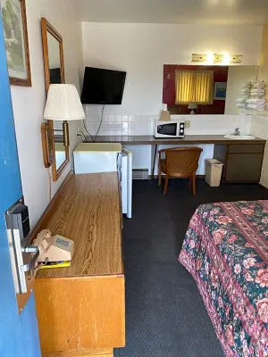 Burr Oak Motel Hotels in Algona