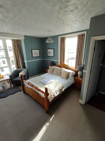 Valentine Guest House Отели рядом с достопримечательностью «Уэймут Бич»