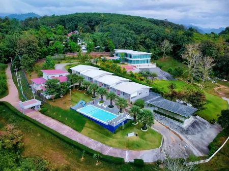 Sangkhlaburi Kanchanaburi by Kate Lake View Отели рядом с достопримечательностью «Ват Вангвивекарам»