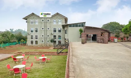 Treebo Vhyomaan Resort Отели в г. Дхангарвади