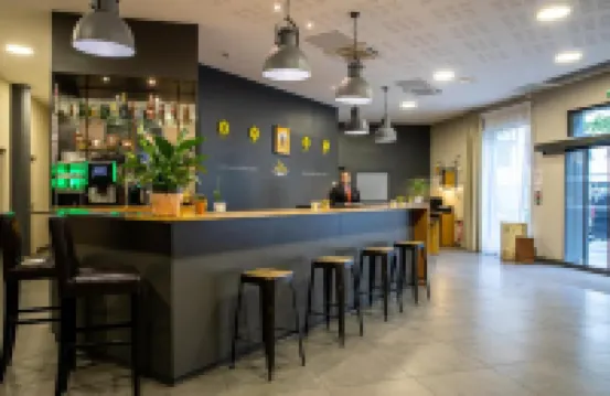 Best Western Plus Suitcase Paris la Defense