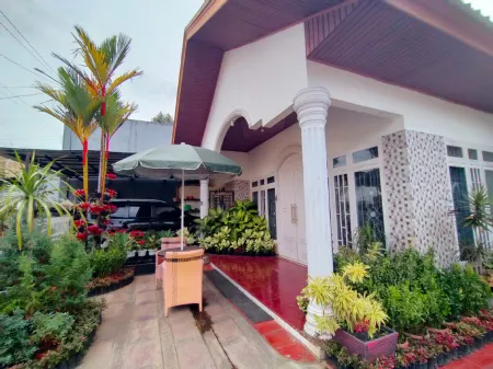 Iren's Homestay Отели в г. Padang Lua