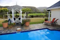 Mulligans Guest Lodge - piscina