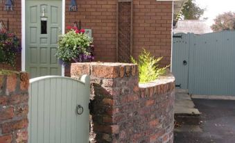 Hale Village Guesthouse - Housity