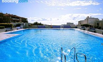 Casa Yelena - Well Maintained Flat Only 30 m from the Sea with Pool