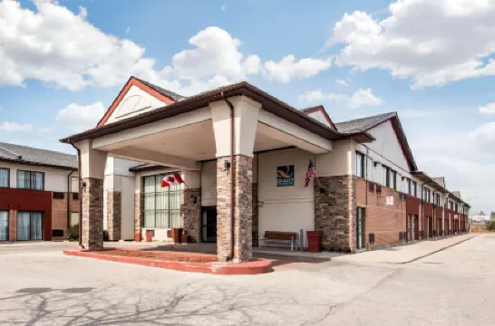 Quality Inn & Suites 5585 Ambler Drive Mississauga Ontario Отели рядом с достопримечательностью «Библиотека Кортнипарк»