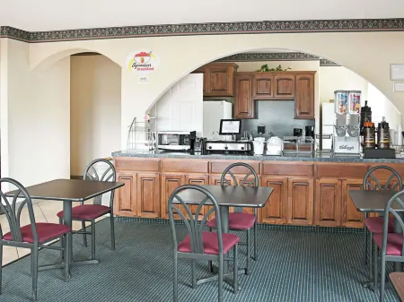 Super 8 by Wyndham Montgomery/ Lake Conroe