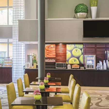 La Quinta Inn & Suites by Wyndham Univ Area Chapel Hill